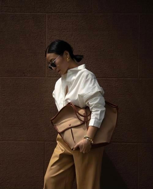 Tóc bob ngắn ngủn được buộc ra sau vẫn đẹp như thường. Tóc bob ngắn ngủn được buộc ra sau vẫn đẹp như thường.