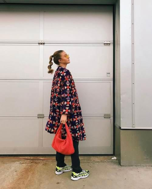 Biến tấu một chút thành một đuôi tóc thắt bím bong bóng cũng làm cho kiểu tóc đuôi ngựa trở nên đặc biệt hơn. Biến tấu một chút thành một đuôi tóc thắt bím bong bóng cũng làm cho kiểu tóc đuôi ngựa trở nên đặc biệt hơn.