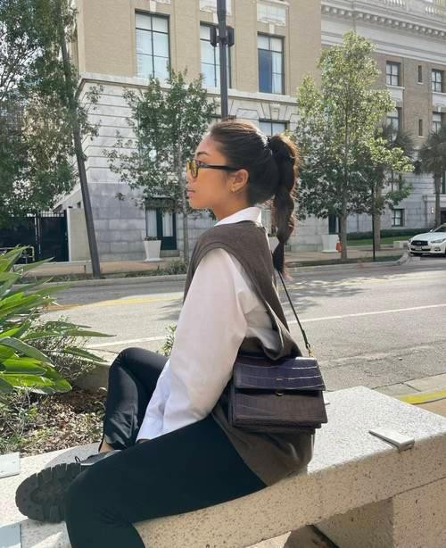 Đầu tư cho việc làm tóc nhưng trông vẫn nhẹ nhàng. Đầu tư cho việc làm tóc nhưng trông vẫn nhẹ nhàng.