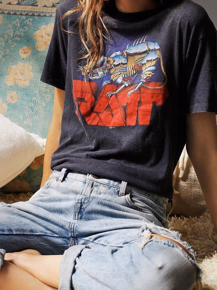 Khi mua quần jeans mới, hãy chọn cỡ nhỏ hơn, vì quần jeans sẽ giãn ra khi mặc.