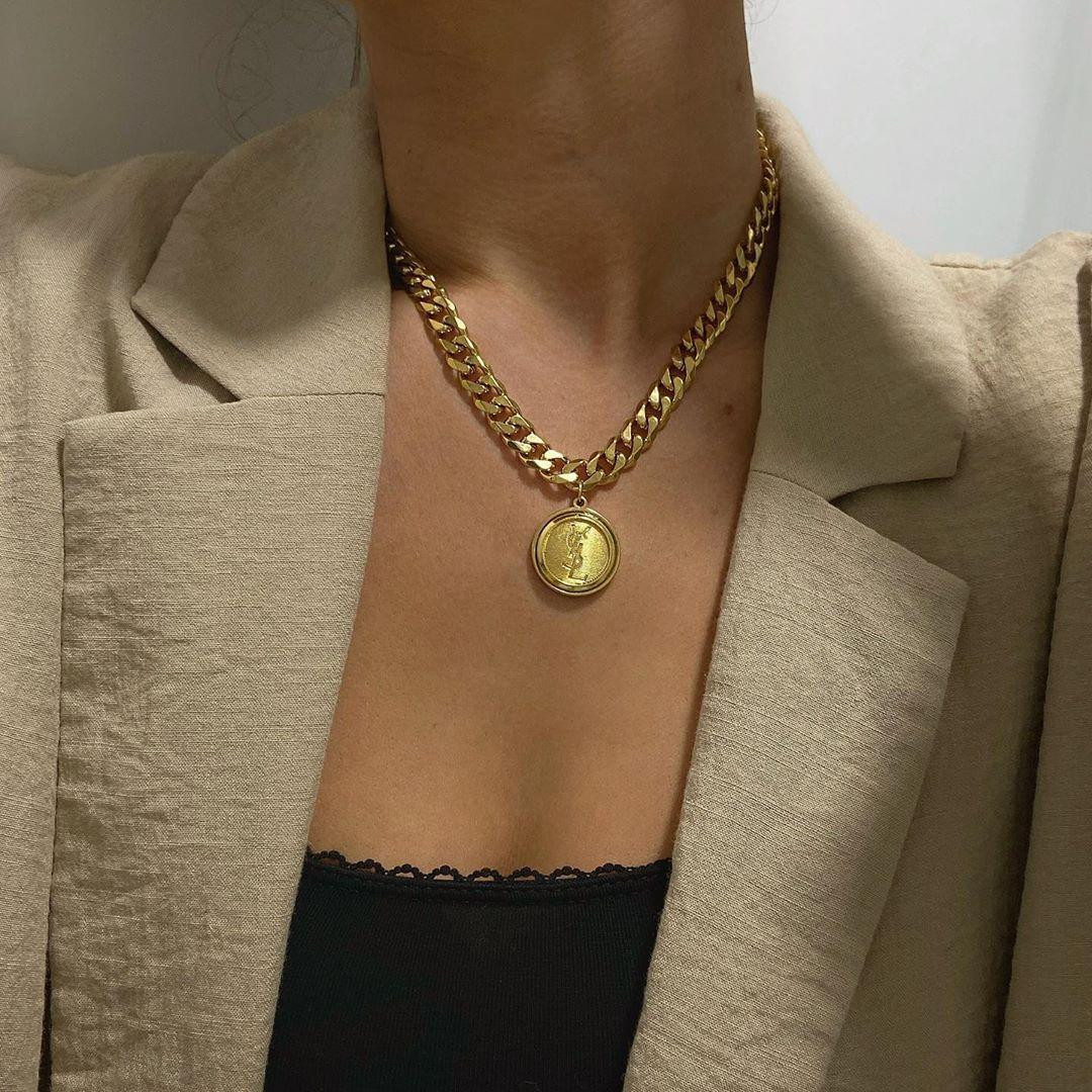 Không cần một chiếc nhẫn kim cương to oạch, chỉ cần kết bạn với “statement necklace” là đủ! Không cần một chiếc nhẫn kim cương to oạch, chỉ cần kết bạn với “statement necklace” là đủ!