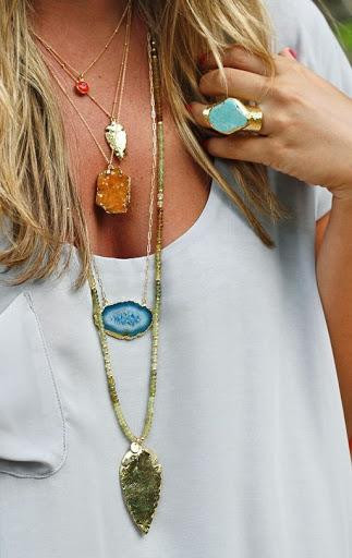 Tạo điểm nhấn cho trang phục màu đơn sắc bằng trang sức ánh kim hoặc trang sức ấn tượng Tạo điểm nhấn cho trang phục màu đơn sắc bằng trang sức ánh kim hoặc trang sức ấn tượng