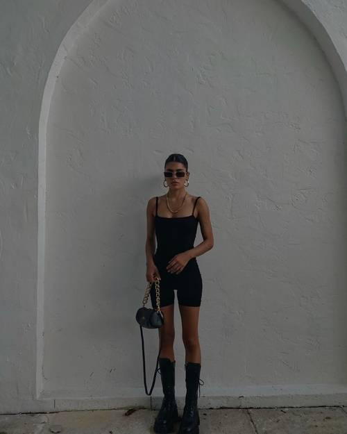 Bộ đồ bó một mảnh từ trên xuống dưới vốn dùng để mặc đi tập nhưng thêm vào một đôi bốt chunky nó biến thành outfit tuyệt vời. Bộ đồ bó một mảnh từ trên xuống dưới vốn dùng để mặc đi tập nhưng thêm vào một đôi bốt chunky nó biến thành outfit tuyệt vời.