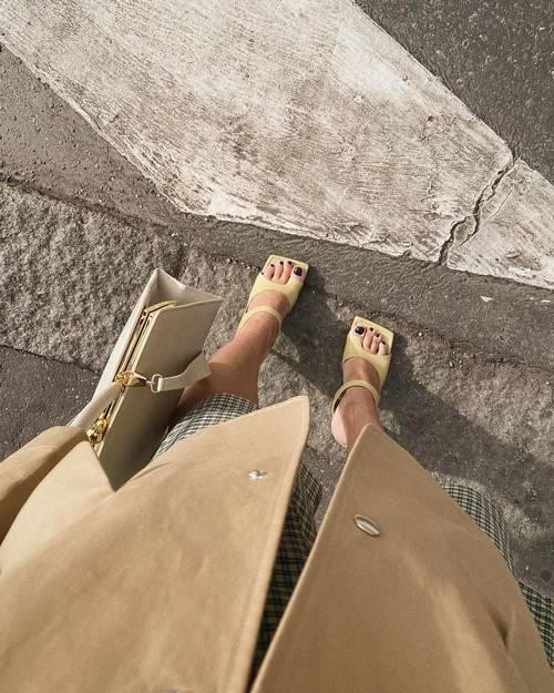 Bất kỳ đôi sandal nào hở ngón hoặc dạng quai dây/ buộc dây đều khiến bạn sành điệu hơn hẳn. Bất kỳ đôi sandal nào hở ngón hoặc dạng quai dây/ buộc dây đều khiến bạn sành điệu hơn hẳn.