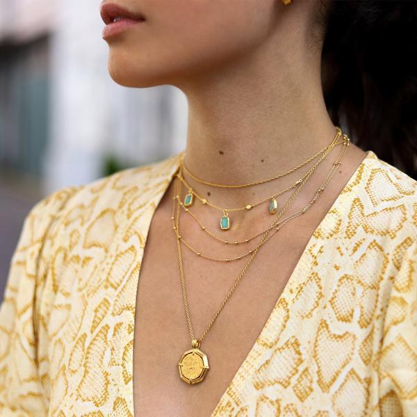 Màu sắc quần áo rực rỡ thì chọn phụ kiện nhẹ nhàng thanh mảnh. Màu sắc quần áo rực rỡ thì chọn phụ kiện nhẹ nhàng thanh mảnh.