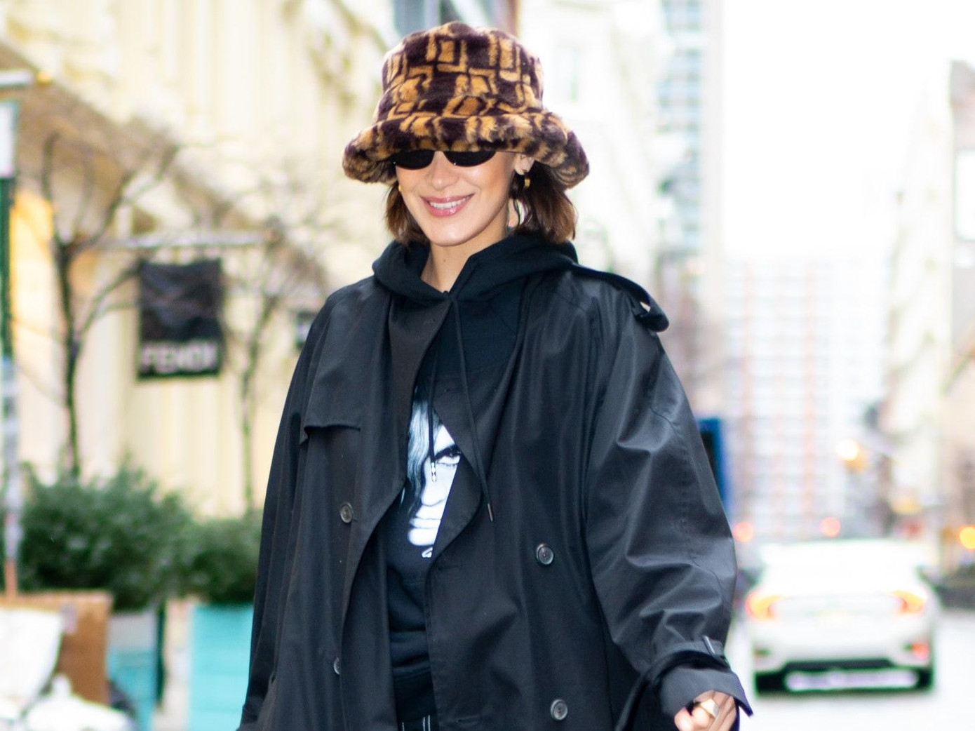 Bella Hadid cũng sở hữu cả bộ sưu tập nhiều nón bông xù khác nhau.