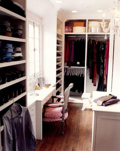 Kết hợp closet và bàn trang điểm khiến phòng quần áo của bạn càng lộng lẫy hơn. Kết hợp closet và bàn trang điểm khiến phòng quần áo của bạn càng lộng lẫy hơn.