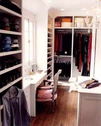 Kết hợp closet và bàn trang điểm khiến phòng quần áo của bạn càng lộng lẫy hơn.
