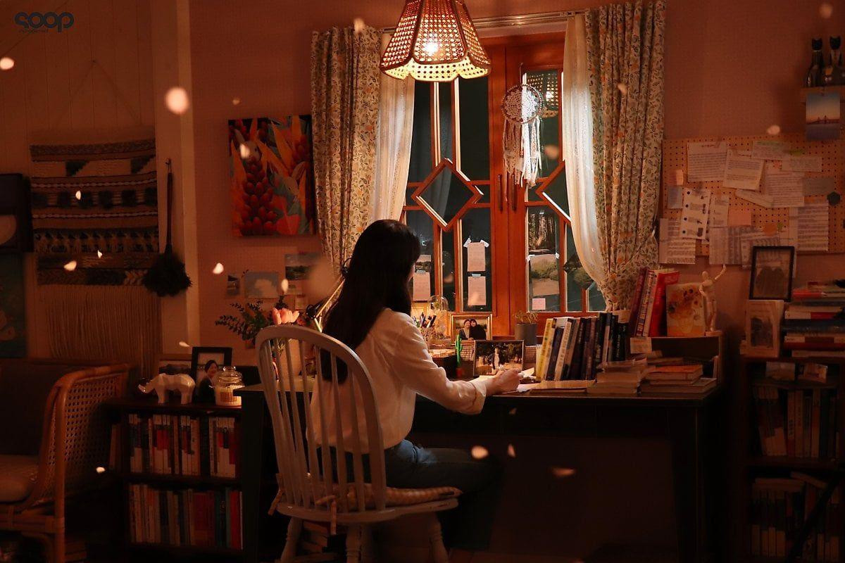 Góc làm việc cạnh cửa sổ luôn thoáng đãng, giúp bạn cởi mở và tư duy tốt hơn.