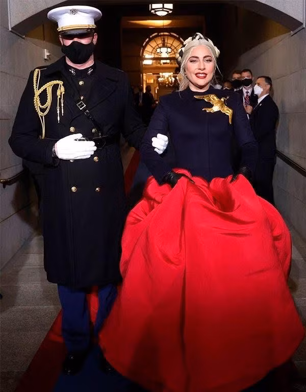Cho tới tận bây giờ, váy của nhà Schiaparelli rất phù hợp với các ngôi sao Hollywood.