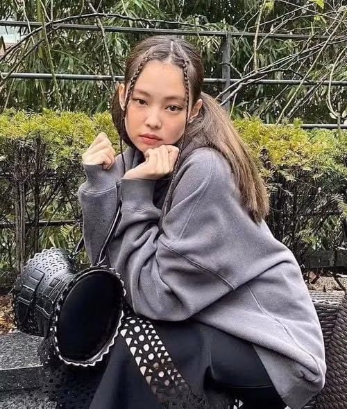 Nhiều người nghĩ rằng tạo hình của Jennie lạ độc, thật ra nhìn layout xuất sắc là vì được tính toán kỹ, cả tóc và outfit đều là retro thập niên 90. Nhiều người nghĩ rằng tạo hình của Jennie lạ độc, thật ra nhìn layout xuất sắc là vì được tính toán kỹ, cả tóc và outfit đều là retro thập niên 90.