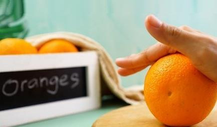 Lăn cam/ chanh trên bàn giúp cho nhiều nước hơn.