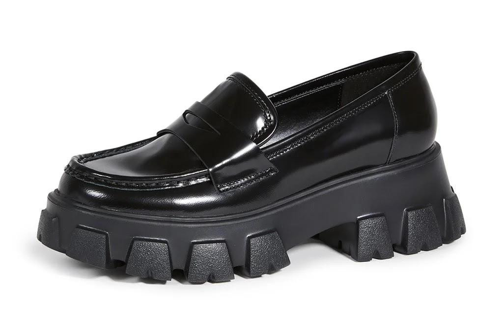 Giày loafer đế thô dù sao cũng mang lại sự thoải mái, dễ đi hơn giày siêu cao gót nhọn. Giày loafer đế thô dù sao cũng mang lại sự thoải mái, dễ đi hơn giày siêu cao gót nhọn.