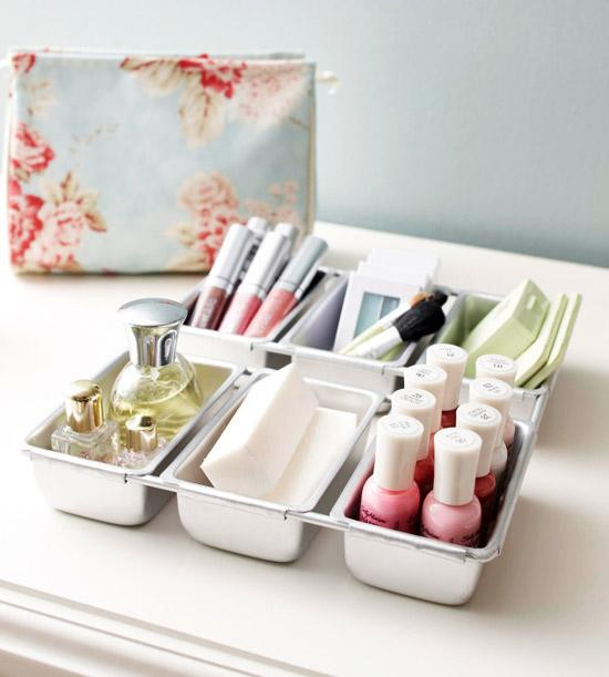 Những chiếc khay sẽ giúp bạn lưu trữ những đồ vật lặt vặt gọn gàng.