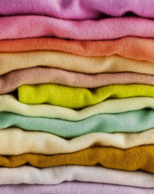 Luôn sắp xếp quần áo của bạn theo quy tắc màu nhạt/ màu sáng đến màu đậm. Luôn sắp xếp quần áo của bạn theo quy tắc màu nhạt/ màu sáng đến màu đậm.