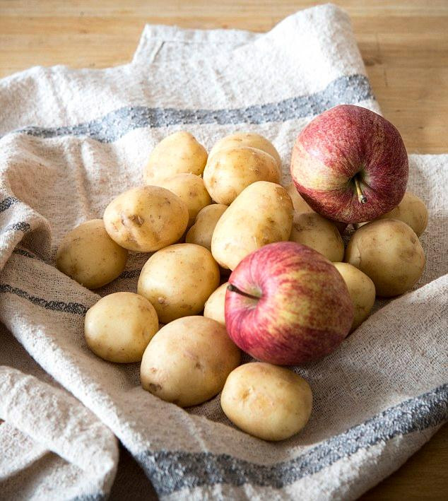 Bỏ 1 hoặc 2 quả táo vào túi khoai tây của bản giúp bảo quản khoai tây lâu hơn.