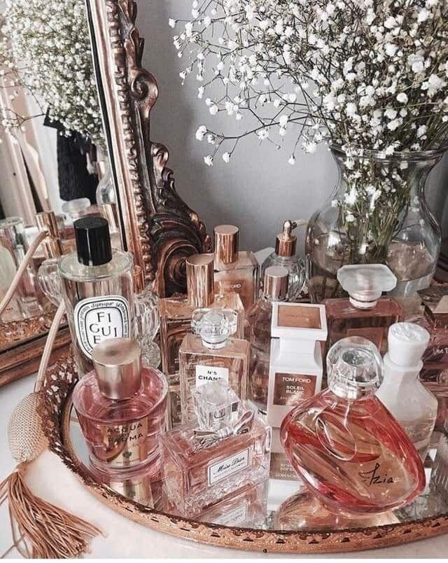 Những chai nước hoa mỹ miều là phụ kiện trang trí nhà tuyệt vời. Những chai nước hoa mỹ miều là phụ kiện trang trí nhà tuyệt vời.