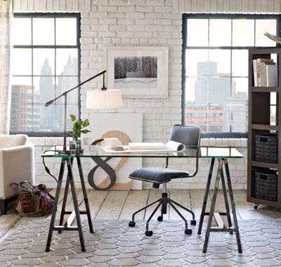 Những gì nên xuất hiện trên bàn là laptop, hộp cắm viết và đèn bàn. Những gì nên xuất hiện trên bàn là laptop, hộp cắm viết và đèn bàn.