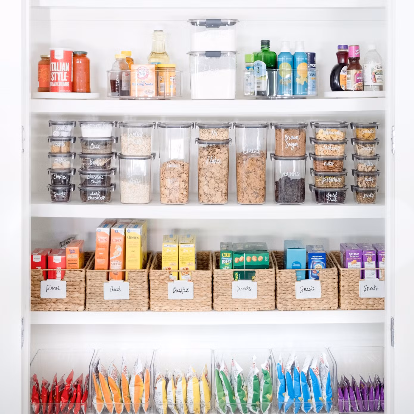 Sắp xếp các vật dụng theo phân loại, màu sắc, kích thước.