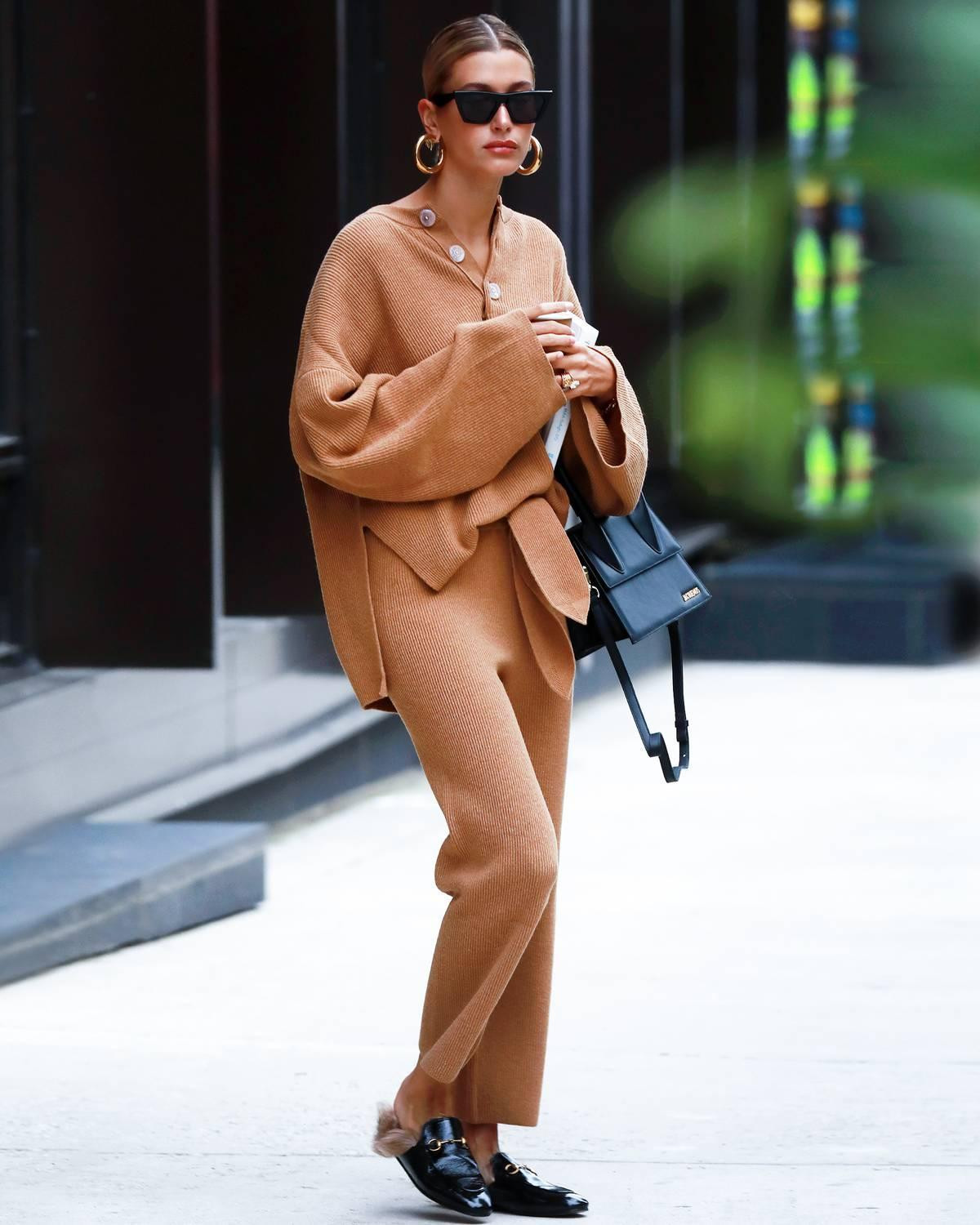 Hoa tai khoen lớn là thứ mà mọi cô gái đều nên có dù ở độ tuổi nào. Hoa tai khoen lớn là thứ mà mọi cô gái đều nên có dù ở độ tuổi nào.