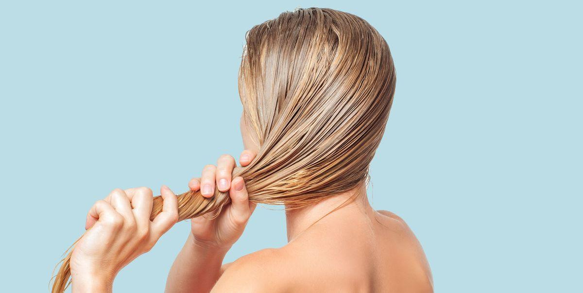 Nếu bạn giựt và chà xát tóc quá mạnh tóc sẽ kích thích da đầu tiết ra dầu nhiều hơn.