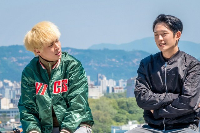 Cứ là chính mình, bạn sẽ học được rất nhiều điều và giữ được mọi mối quan hệ. Cứ là chính mình, bạn sẽ học được rất nhiều điều và giữ được mọi mối quan hệ.