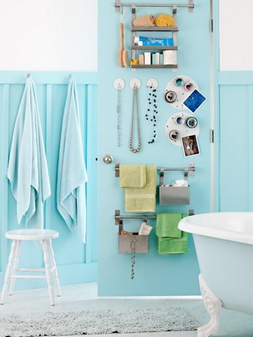 Tận dụng mặt sau của cánh cửa để làm nơi lưu trữ đồ đạc hiệu quả.