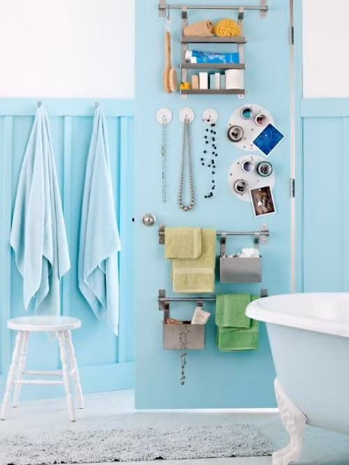 Tận dụng mặt sau của cánh cửa để làm nơi lưu trữ đồ đạc hiệu quả.