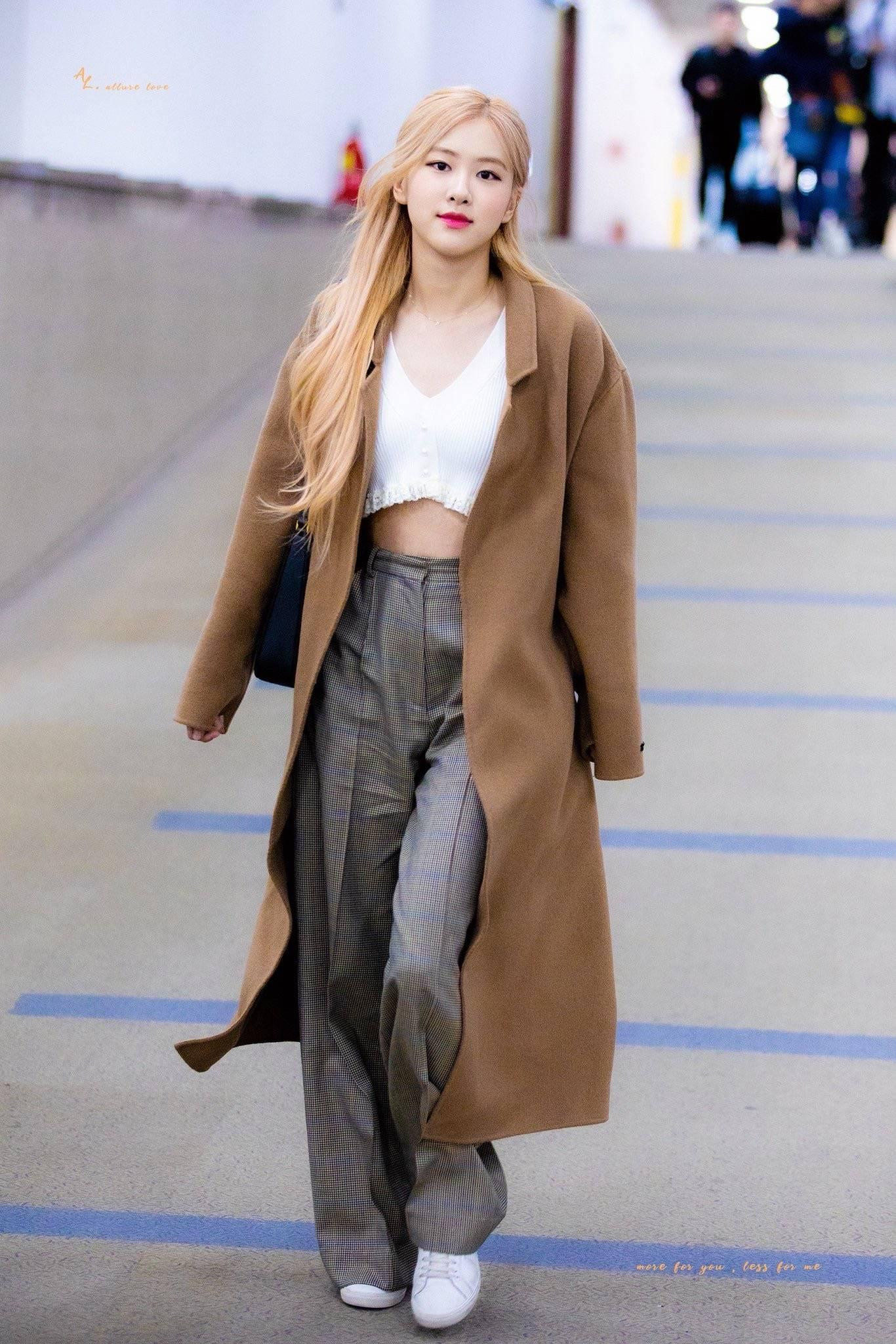 Rosé cũng chuộng áo khoác dáng dài.