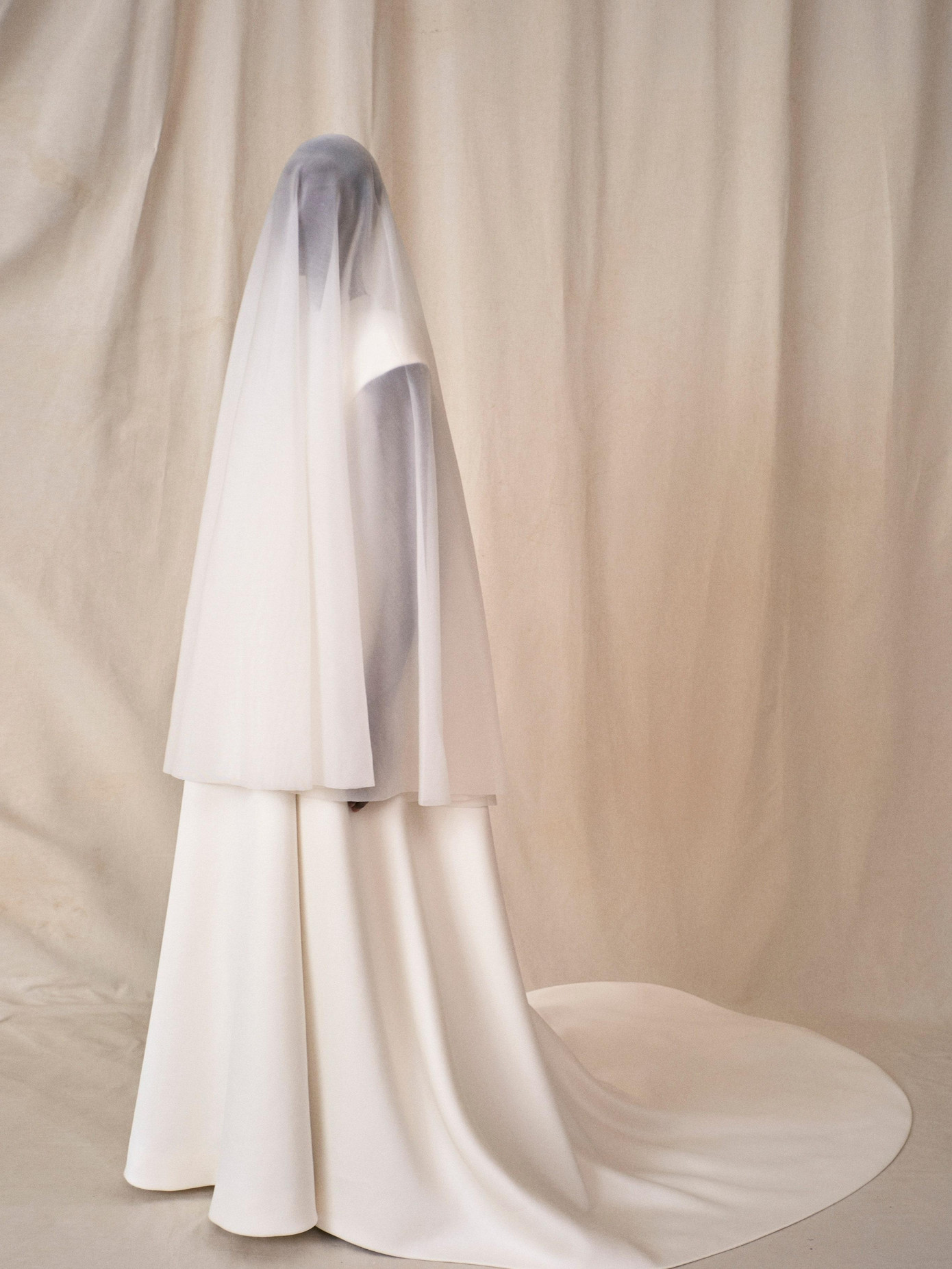 ...thì khi ly hôn, họ có thể khiến giám đốc sáng tạo Demna Gvasalia của Balenciaga đưa cho họ mặc chiếc váy có ý nghĩa nhất năm nay của nhà mốt, chiếc váy kỷ niệm BTS đầu tiên của nhà Balenciaga từ năm 1968. ...thì khi ly hôn, họ có thể khiến giám đốc sáng tạo Demna Gvasalia của Balenciaga đưa cho họ mặc chiếc váy có ý nghĩa nhất năm nay của nhà mốt, chiếc váy kỷ niệm BTS đầu tiên của nhà Balenciaga từ năm 1968.