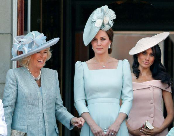 Chiếc mũ hoàng gia như một biểu tượng của sự quyền quý và địa vị cao trong xã hội của các thành viên hoàng tộc. Chiếc mũ hoàng gia như một biểu tượng của sự quyền quý và địa vị cao trong xã hội của các thành viên hoàng tộc.