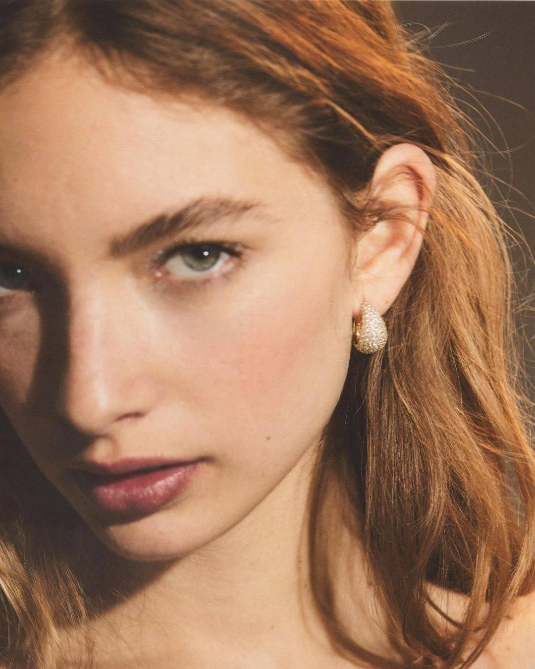 Hoa tai lấp lánh là đòn bẩy tuyệt vời, khiến cả bộ tưởng như không có gì lại cực kỳ phong cách.