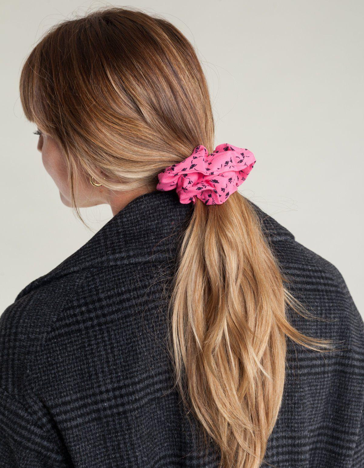 Scrunchies hiệu quả nhất với kiểu tóc thấp. Scrunchies hiệu quả nhất với kiểu tóc thấp.