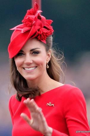 Để đầu trần từng là một điều cấm kị đối với các thành viên hoàng gia. Để đầu trần từng là một điều cấm kị đối với các thành viên hoàng gia.