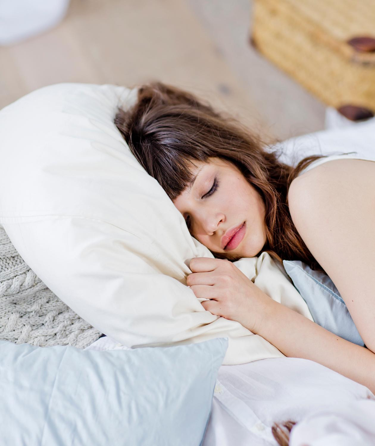 Nằm sấp và nằm nghiêng sẽ dẫn đến tích tụ chất lỏng quanh mắt.