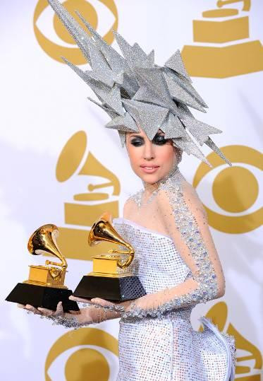 Các ngôi sao lấy sự kỳ quái làm concept chính như Lady Gaga có thể làm lố tới bến với mũ mà không bị đánh giá theo chuẩn thời trang thông thường.