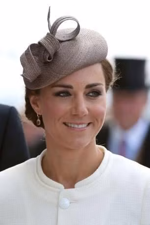 Chỉ có hoàng tộc có thể diện các kiểu mũ hay kẹp tóc fascinator ở mọi hoàn cảnh.