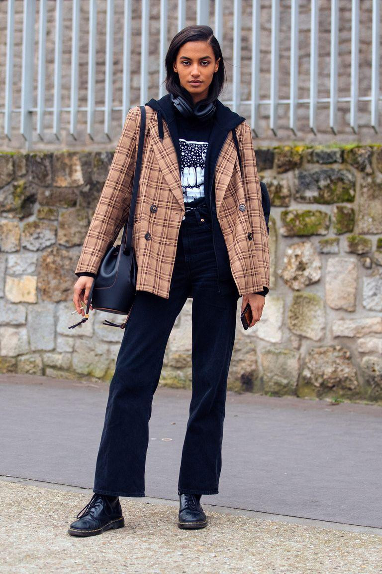 Blazer bên ngoài với áo thun họa tiết bên trong là cách rất dễ để trông thời trang ngay.