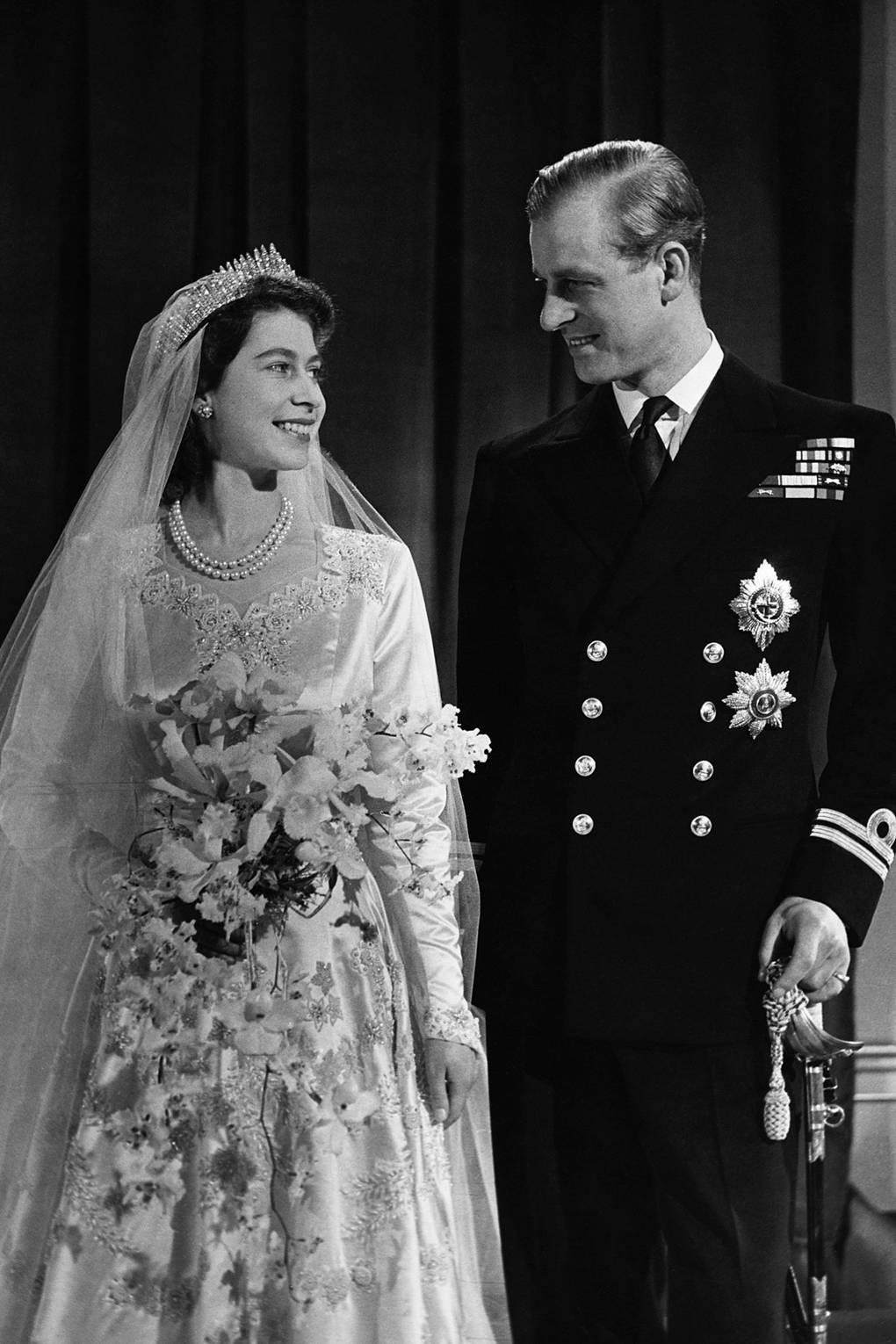 Nữ hoàng Elizabeth II và Hoàng thân Philip đã chứng minh hôn nhân không phải là mồ chôn tình yêu, bất chấp đó là hôn nhân Hoàng gia - bài toán khó hơn hôn nhân của người thường gấp nhiều lần. Nữ hoàng Elizabeth II và Hoàng thân Philip đã chứng minh hôn nhân không phải là mồ chôn tình yêu, bất chấp đó là hôn nhân Hoàng gia - bài toán khó hơn hôn nhân của người thường gấp nhiều lần.