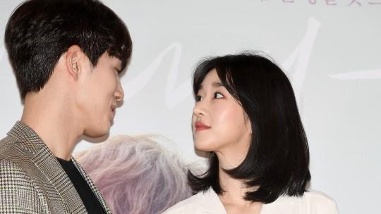 Dù bạn có làm trăm phương nghìn cách để cột anh ta bên mình, thì sau cùng bạn cũng không bao giờ biết được liệu anh ta có thật lòng tự nguyện lựa chọn ở bên cạnh bạn hay không. Dù bạn có làm trăm phương nghìn cách để cột anh ta bên mình, thì sau cùng bạn cũng không bao giờ biết được liệu anh ta có thật lòng tự nguyện lựa chọn ở bên cạnh bạn hay không.