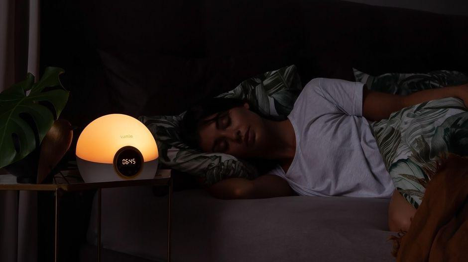 Việc ngủ không đủ giấc sẽ gây ra bọng mắt vào buổi sáng.