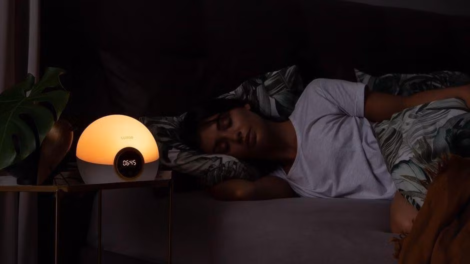 Việc ngủ không đủ giấc sẽ gây ra bọng mắt vào buổi sáng.