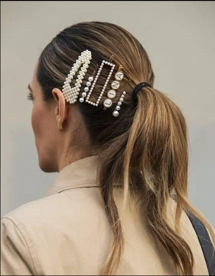 Kết hợp với kẹp đồng màu, kiểu tóc này có thể đi với trang phục trang trọng.