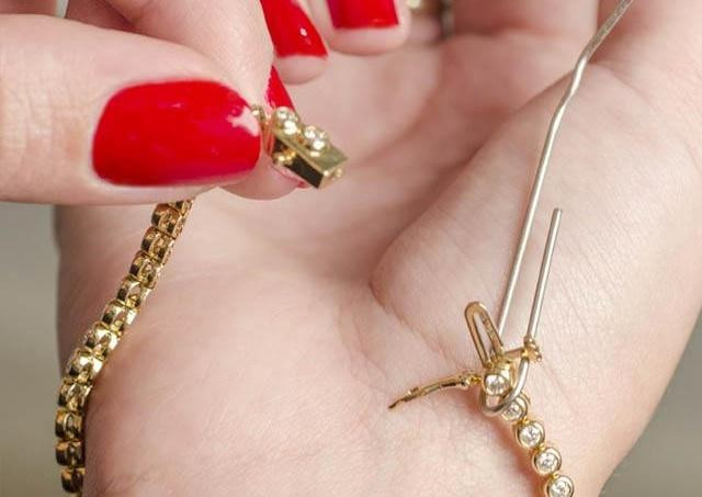 Tự đeo trang sức dễ dàng và cực nhanh với cách này.