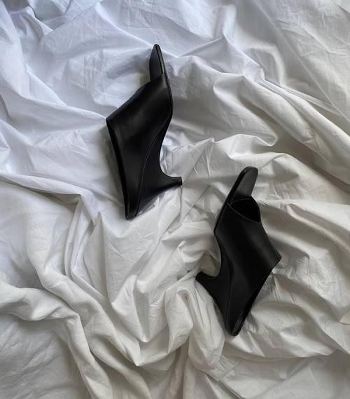 Mang một đôi giày độc lạ ra đường thể nào cũng có người bắt chuyện hỏi bạn mua nó ở đâu và nhận được nhiều lời khen. Mang một đôi giày độc lạ ra đường thể nào cũng có người bắt chuyện hỏi bạn mua nó ở đâu và nhận được nhiều lời khen.