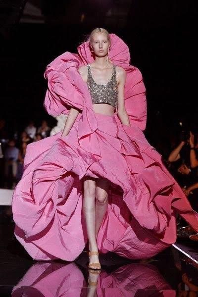 Màu hồng và những thiết kế lộng lẫy là chữ ký của nhà Schiaparelli. Màu hồng và những thiết kế lộng lẫy là chữ ký của nhà Schiaparelli.