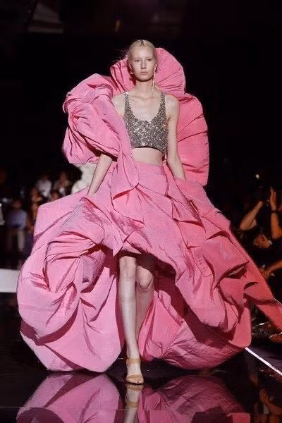 Màu hồng và những thiết kế lộng lẫy là chữ ký của nhà Schiaparelli.