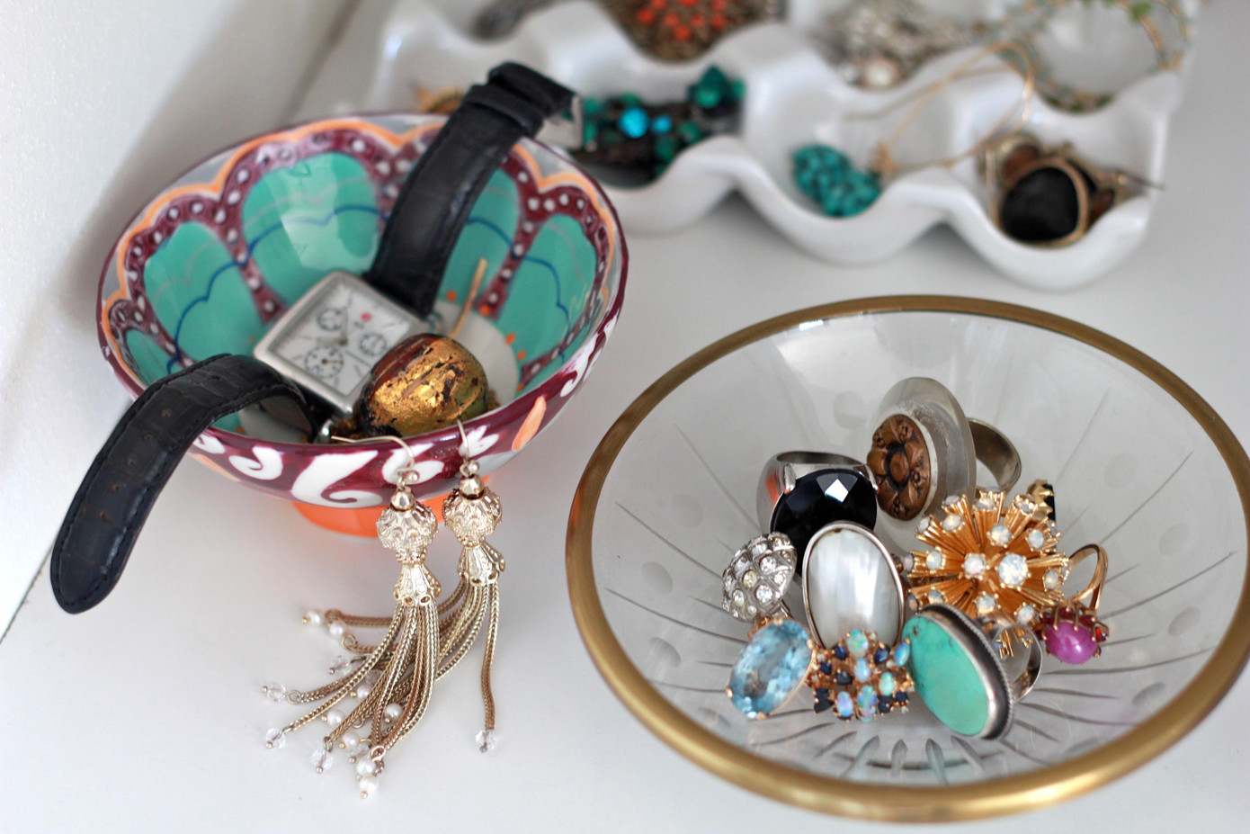 Sử dụng chén sứ, tách trà, khay bạc, khay đồng thật tinh tế để đựng trang sức. Sử dụng chén sứ, tách trà, khay bạc, khay đồng thật tinh tế để đựng trang sức.