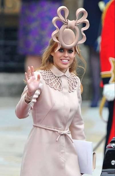 Chiếc kẹp tóc fascinator của Công chúa Beatrice diện tại đám cưới Kate &amp; William từng khiến giới truyền thông “sôi sùng sục”.