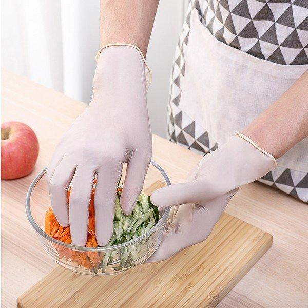 Để tay đeo găng dưới nước lạnh sẽ nhanh chóng cởi bỏ được.